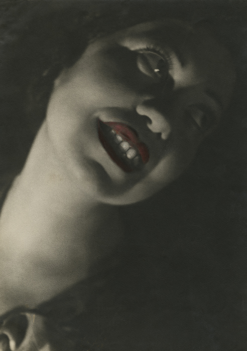 ピクトリアリズム写真の特徴は撮影方法と複雑な現像技術だけではなく、伝統的な被写体の選び方にもあった。// レギーナ・レンベルグの肖像写真、1935年