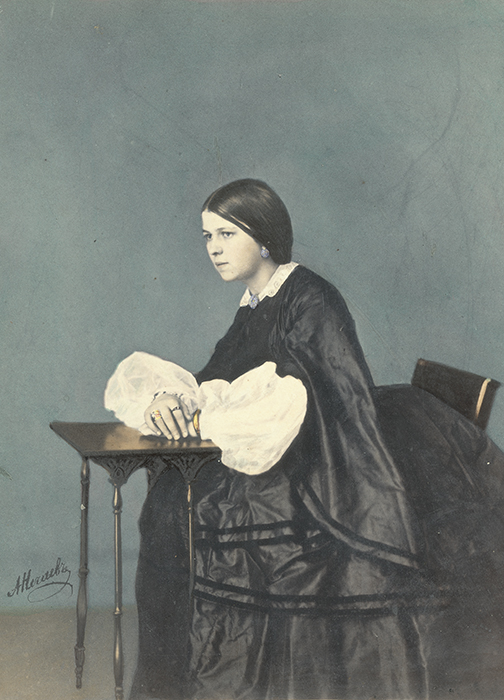 人々は、自分の姿をカラーで見ることを楽しみにし、絵画的な当時のカラー写真は人気が高かった。写真の色付けは、鶏卵紙に印刷されていた昔の写真の欠点をカバー出来るという長所もあった。 // 少女の肖像写真、1860年代。