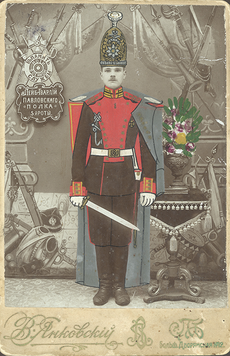 20世紀初頭には、ロシアの軍人のカラー写真が特に人気が高かった（第一次世界大戦まで、軍人は重要な社会階級であった） // 「兵役の記念に」、1910年代初頭。