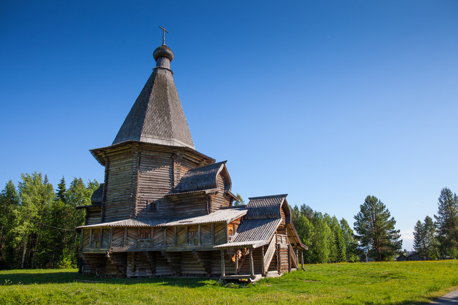 St. George Church, 1672, Vologodskaya region. This serves as an example of the marriage of rationalism and beauty which combine harmoniously in the minds of northern peasants. An octagonal frame surrounded by a covered gallery and crowned with a majestic dome with a canopy lies at the church's foundation. On the eastern side of the church's prirub is the alter, and on the west side is the refectory.
