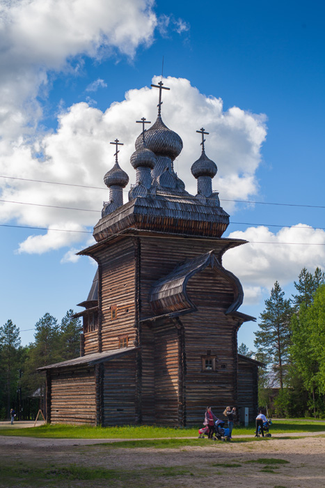 Church of the Ascension, 1669, Arkhangelsk region. This is one of the most outstanding examples of a 'kubovaty' cathedral; in other words, it has a quadrangular coating of complex shape. // There are six sectors on the museum's territory. Each sector is modeled after an historical settlement featuring characteristics particular to a district plan and the most typical buildings.