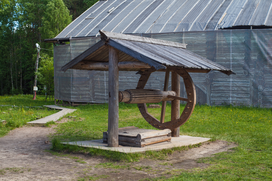 All facets of the rich North Russian culture are reflected at the museum, particularly peasant architecture. Back in the 16th-17th centuries, foreign travelers were inspired by Russian carpenters' mastery of construction. They could build huts, mansions, and churches with the use of a single axe.