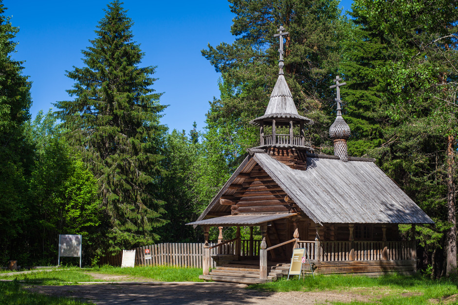 The builders did not use designs or plans, relying instead on their own experience and examples provided by their ancestors. // Chapel of Macarius of the Yellow Water Lake and the Unzha, the Miracle Worker, 18th century, Olonetskaya region. The chapel has a small bell tower.