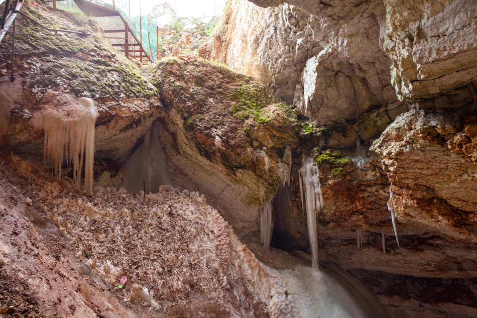 Mitte der 1960er Jahre wurde mit Arbeiten an einer umfassenden Studie des Rajons Pinega, in dem sich das Naturreservat befindet, begonnen. Im Gebiet Archangelsk entdeckte man 476 Höhlen, ein Viertel von ihnen innerhalb des Pinega-Naturreservats.