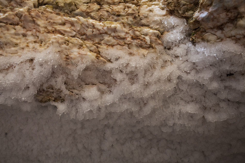 8/13. Наслаге леда и хидромеханички депозити типични су за Голубински провал. Лед настаје у веома хладном делу на улазу у пећину. Током целе године формирају се нови кристали леда, мраз и ледени сталактити.