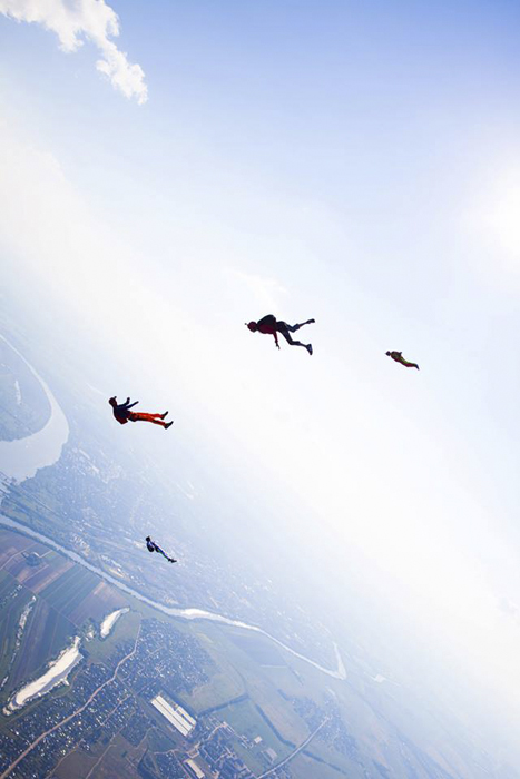 Fotograf Dmitri Šljopkin je uspješno spojio dva hobija: skakanje s padobranom i aerofotografiju. U ovom teškom zadatku pomaže mu vrhunska oprema i čelični živci. Je li on ekstremni fotograf ili fotopadobranac?
