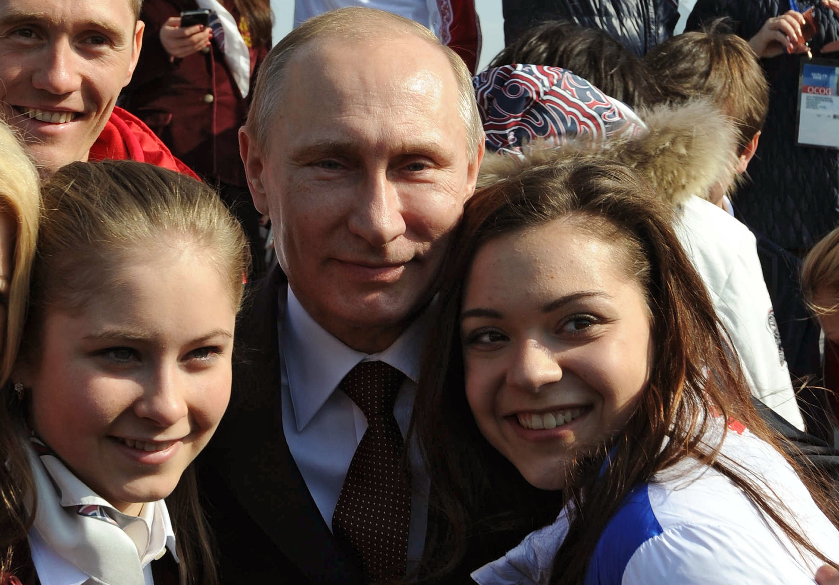 2014年2月プーチン大統領がロシアのフィギュアスケーター、アデリナ・ソトニコワとユリヤ・リプニツカヤに、ソチ五輪での優勝を祝福。