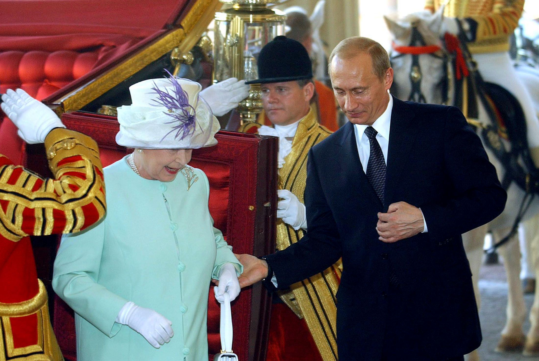 2003年6月ロンドンを訪問した際、バッキンガム宮殿でプーチン大統領はエリザベス女王が馬車から降りるところを補助。