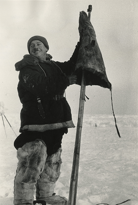 北極探検家や北極を飛ぶパイロットは、ロシア内外で尊敬と憧れの的であった。誰でも彼らの名前を知っていた。今年11月には、ソ連邦英雄称号を持つ北極開拓者、イヴァン・パパーニン（写真）の生誕120周年があった。1934年に、パパーニンが率いる一行はチェリュスキン岬極地観測所を設置した。その3年後の1937年、パパーニンは世界初の流氷基地、「セーヴェルヌイ・ポリュス」（ロシア語で「北極」を意味する）の所長となった。
