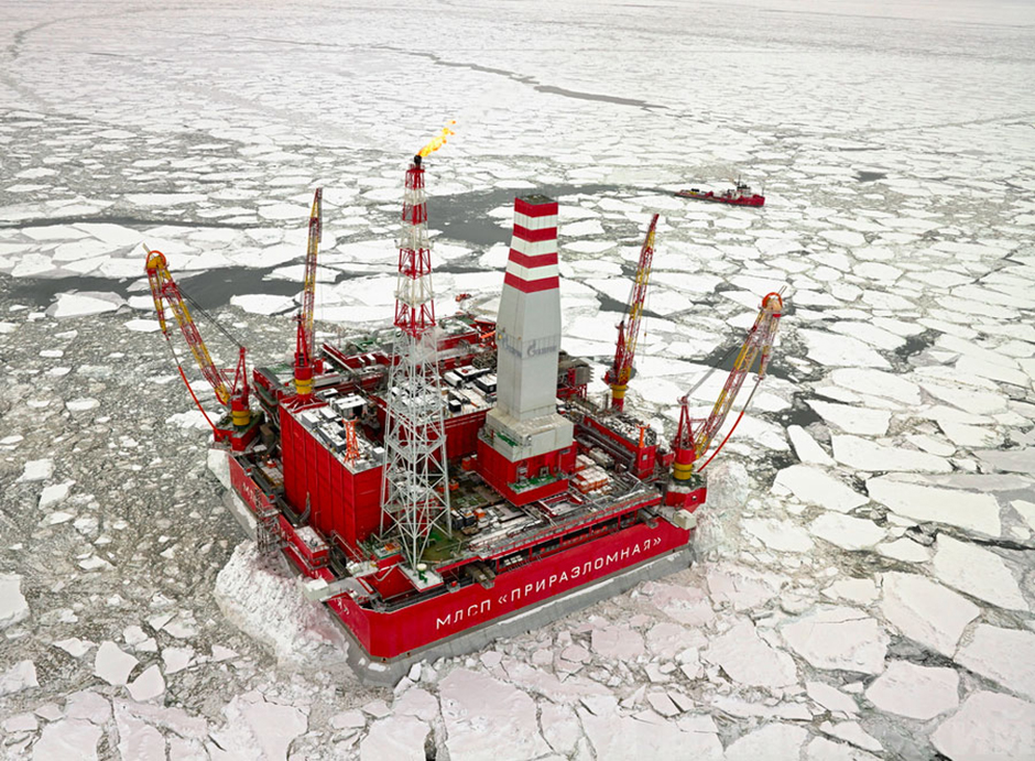 2013年に、最新の石油採掘用櫓であるプリラズロムナヤ油田掘削施設が稼動し始めた。現在、ロシアの北極棚で石油を産出している唯一の施設である。