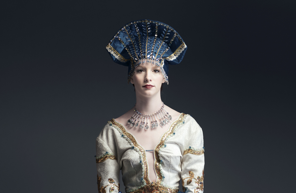 Bien qu'Evgenia Luzhina-Salazar ne considère pas ses robes comme "russes", ses origines transparaissent clairement dans les formes et les motifs de ses créations.