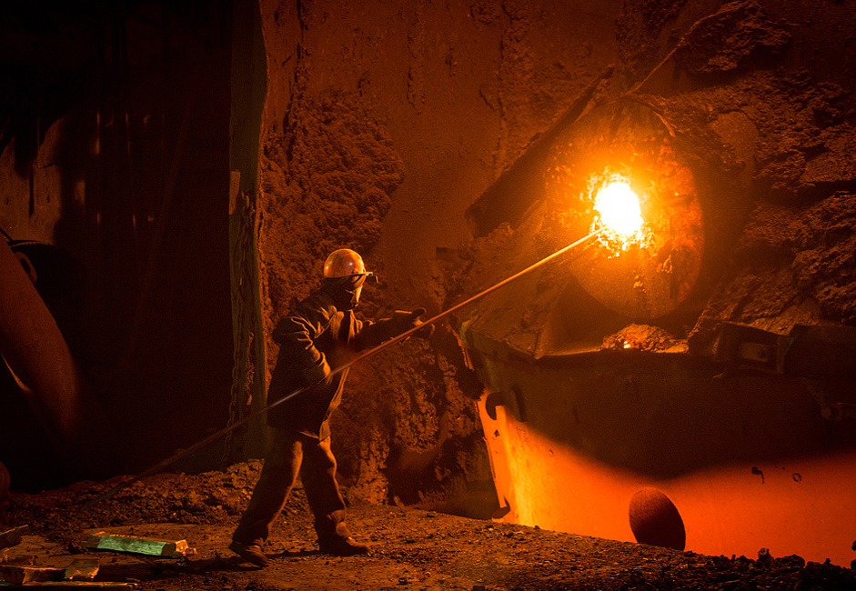 Também é a quinta maior produtora de ferro e aço em termos de produção de metal laminado, além de ser a maior fabricante de aço inoxidável da Rússia