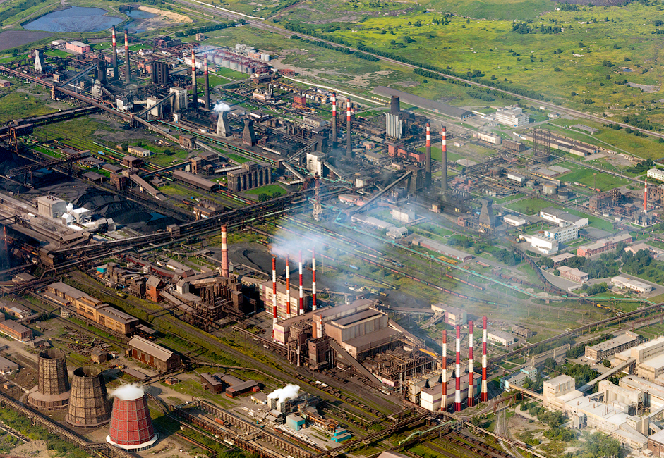 Le site occupe une surface de 22 km² organisés sous forme d'une ville-usine centrée sur un seul type de production. L'usine emploie 17.000 personnes et fait partie du conglomérat Mechel, une entreprise minière et métallurgique russe.