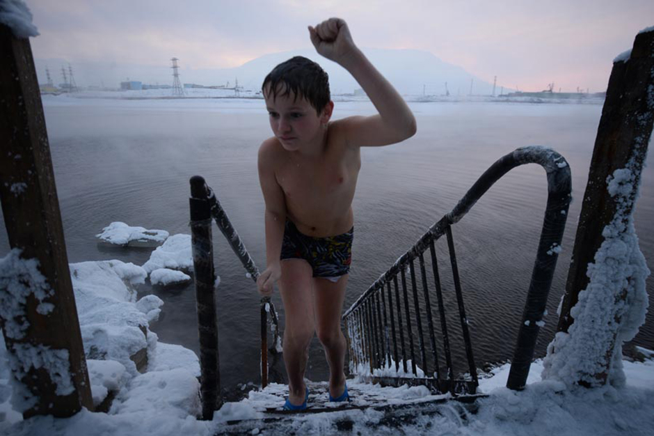 Expert opinion and practice suggests that the benefits of winter swimming outweigh the potential harm. Bathing in an ice-hole increases blood circulation, relieves pain in the shoulders, joints and back, and reduces depression, asthma symptoms and insomnia. Winter swimming helps patients with rheumatoid arthritis and fibromyalgia.