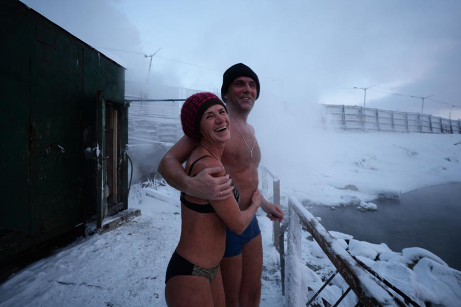 ロシアでは冬の水泳大会があり、通常、レースの距離は25〜200メートルである。しかし、長距離の「マラソン」もある。極寒の中、1キロ、もしくはそれ以上の距離を泳ぐには、素晴らしい健康と特別なトレーニングが必要である。普通の人の場合、このような水に20分いただけで凍死してしまう。