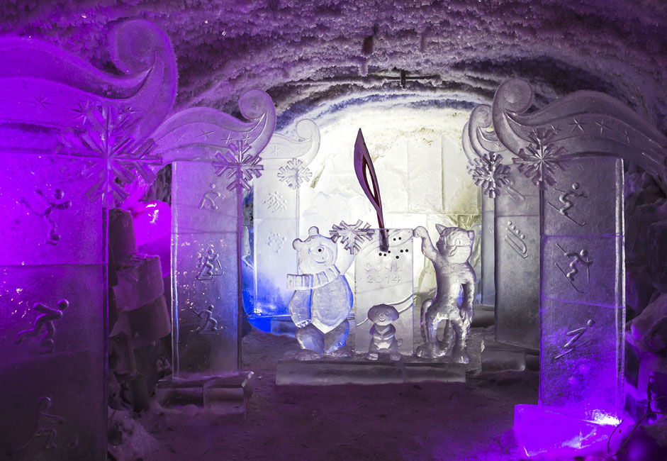 毎年行われるシベリアとロシア極東の氷彫刻コンクールに出品された氷彫刻が、いたるところに展示されている。なかには、2014ソチ冬季五輪のために作られた作品もある。