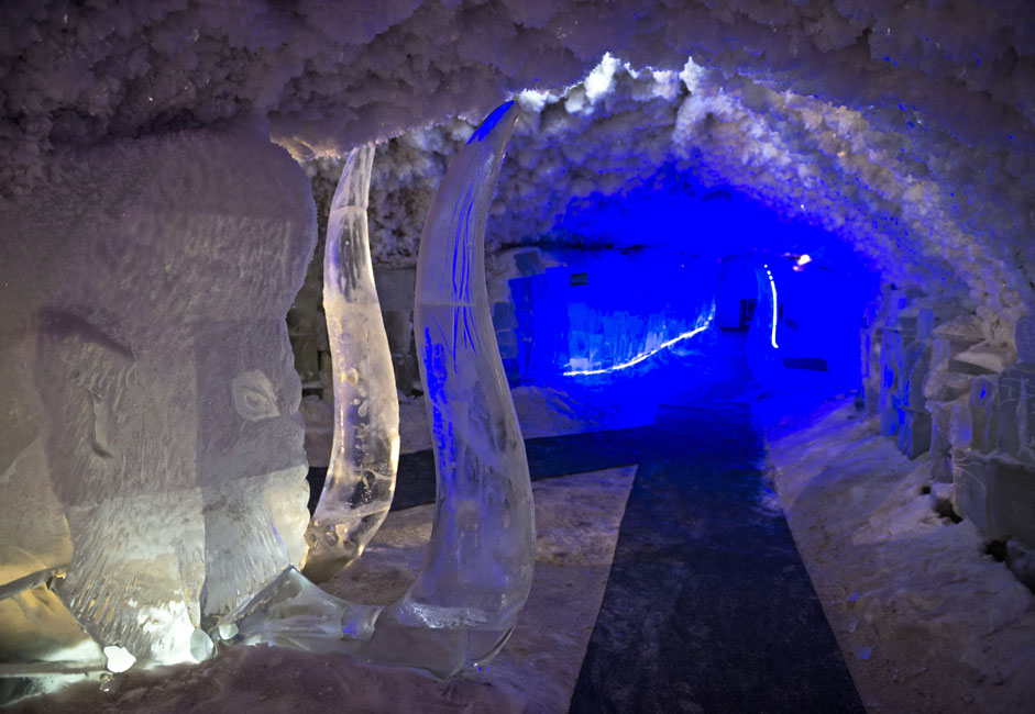 洞窟の中の氷の結晶は、洞窟の外の結晶より小さい。ドアの開け閉めにより入ってきた湿気が壁や天井に触れると、凍って結晶化するからだ。