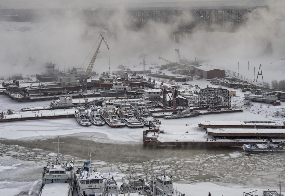 "Na pristaništu". Zimsko stanište za barže i brodove na Jeniseju. Voda je okovana ledom.