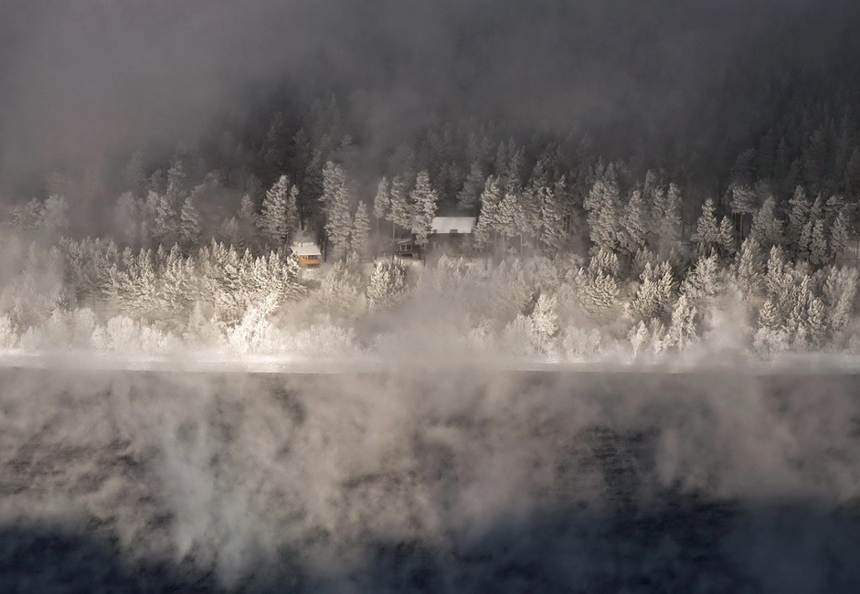 "Sauna". Snimljeno na Jeniseju pod vrlo niskim temperaturama, u okolici sela Ovsjanka. Pri ovako niskim temperaturama obično se s rijeke diže izmaglica koja od pogleda zaklanja drugu obalu. Udar vjetra oblikovao je u magli nestvaran "prozor" obavijen bijelom tišinom.