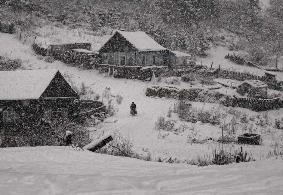 "Pada snijeg". Prvi snijeg pada u selu okruženom gustom šumom nedaleko od Jeniseja. Nepoznata osoba ušla je u kadar kao po dogovoru.
