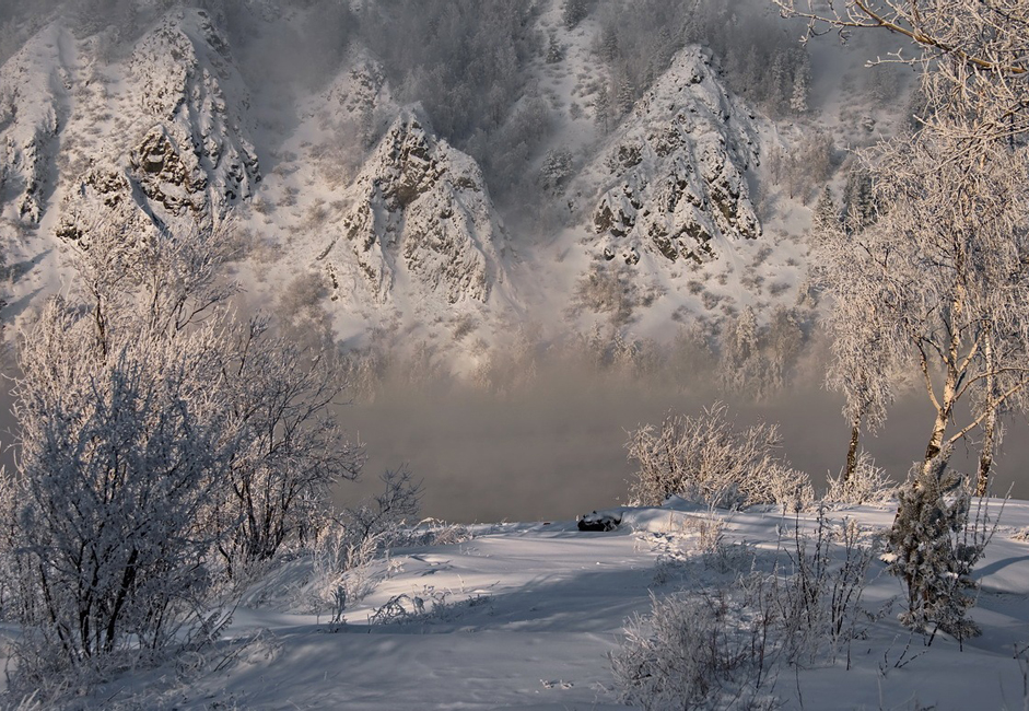 "Sogni invernali". Immagine delle sponde del fiume Enisej ricoperte di neve