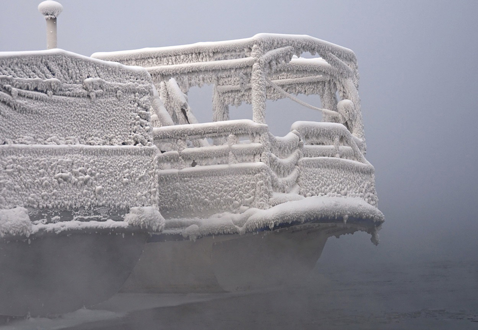 "Zimski san". Bilo je potrebno nekoliko hladnih dana da voda i vlažan zrak stvore omotač od inja na čamcima ukotvljenim na Jeniseju.