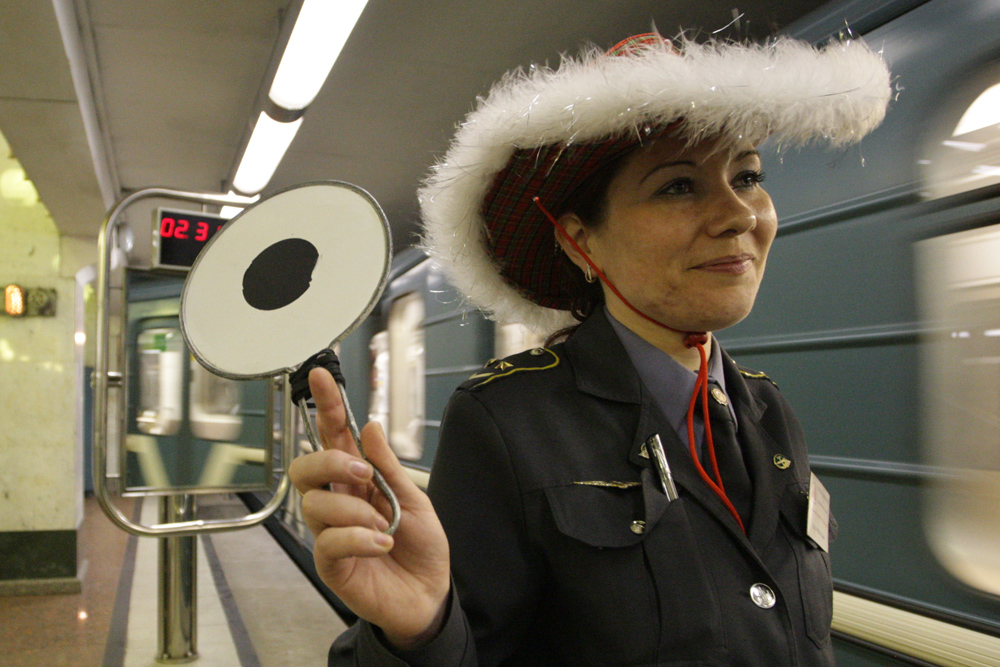 モスクワ地下鉄は、毎日午前1時まで運行している。それは12月31日でも変わらない。地下鉄の従業員のおかげで、多くの人々が元旦のご馳走を食べに帰宅することができる。