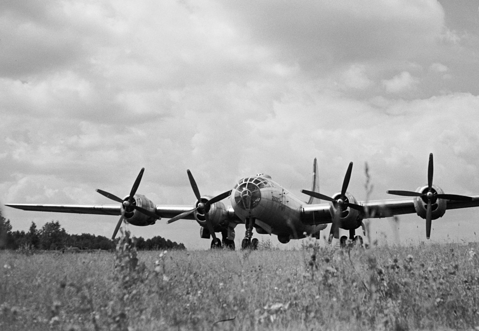 TU-4. Pesawat pembom strategis Soviet ini digunakan oleh Angkatan Udara Uni Soviet sejak 1949 hingga awal 1960-an. Pesawat ini merupakan tiruan dari pesawat pembom Amerika B-29 yang diproduksi dengan cara rekayasa terbalik (reverse engineering). Selain senapan, sistem penggerak, instalasi elektrik, pemancar radio, konstruksi, perlengkapan, bahkan kabin bertekanannya adalah tiruan langsung dari pesawat buatan Amerika itu.