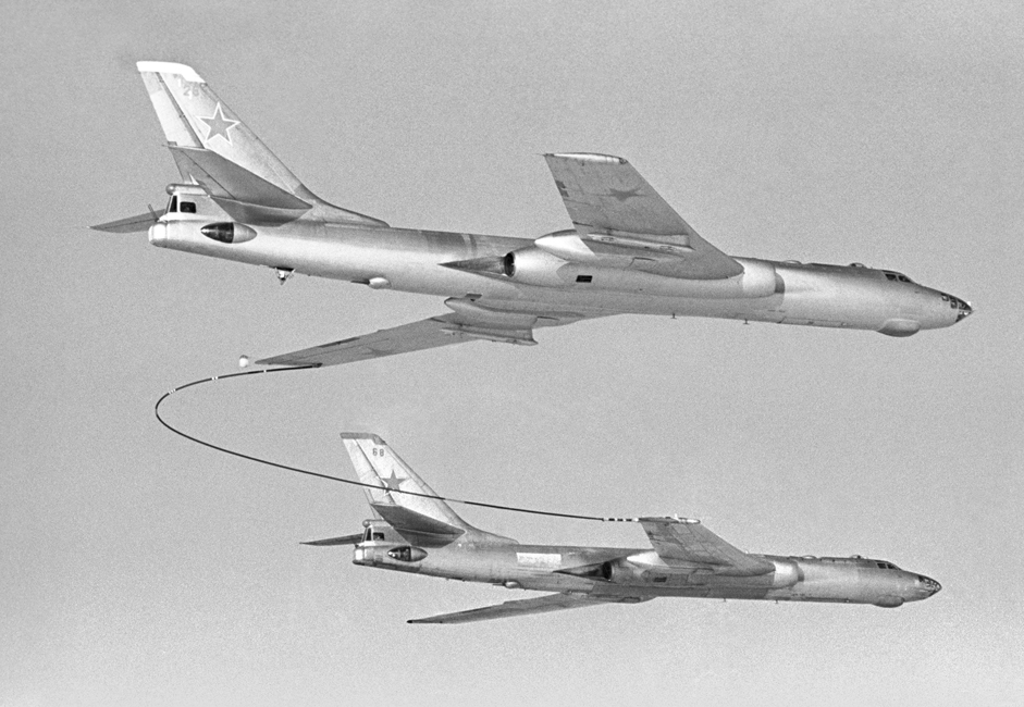 TU-16. Pesawat berat Soviet yang multifungsi, bermesin ganda, dan menggunakan penggerak jet. Pesawat ini diproduksi dalam banyak variasi, termasuk versi pengangkut rudal, tank, pesawat perang elektronik, dan lain-lain. Pesawat TU-16 muncul secara bertahap sejak 1953 hingga 1963 dan digunakan di Angkatan Udara Soviet, Rusia, dan CIS selama hampir 50 tahun. // TU-16 mengisi ulang bahan bakar di udara, 1970.