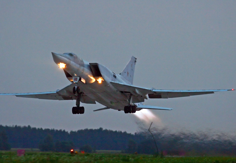 TU-22M3. Pesawat ini adalah pesawat pembom jarak jauh supersonik dengan geometri sayap variabel yang menggantikan TU-22. Penerbangan pertamanya dilakukan pada 1969. // TU-22M3 saat melakukan latihan di Bandara Diaghilev.