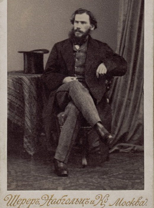 このコレクションは彼の人生のほぼすべてを網羅するものだ。彼が若かった頃、写真という芸術は発展中だった。現存するトルストイの最も古い肖像写真は銀板写真である。 // トルストイ、1861年、ブリュッセル。写真撮影：E・ゲルゼズ