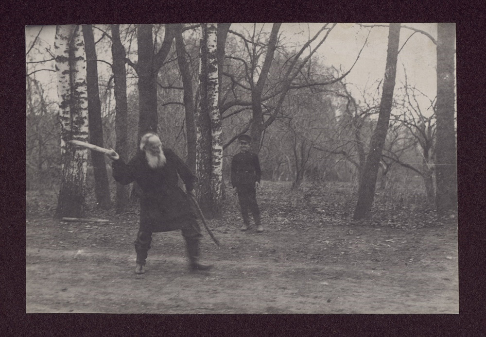 晩年のトルストイは写真を撮影されることを好まず、報道記者を嫌い、写真は貴族の気楽な趣味でしかないと考えていた。それでも報道写真家は写真を撮るためにねばった。 // 地元の公園で高弟ウラジーミル・チェルトコフの息子と共にスキットルズ（九柱戯）に興じるトルストイ。 1909年5月。写真撮影：T・タプセル