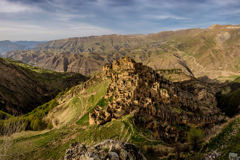 A aldeia fantasma de Gamsutl é um antigo vilarejo abandonado do povo avar localizado no Daguestão, no Cáucaso do Norte. Essa aldeia esculpida em rocha sobre uma montanha de 4.600 metros é pouco visível nos dias de hoje