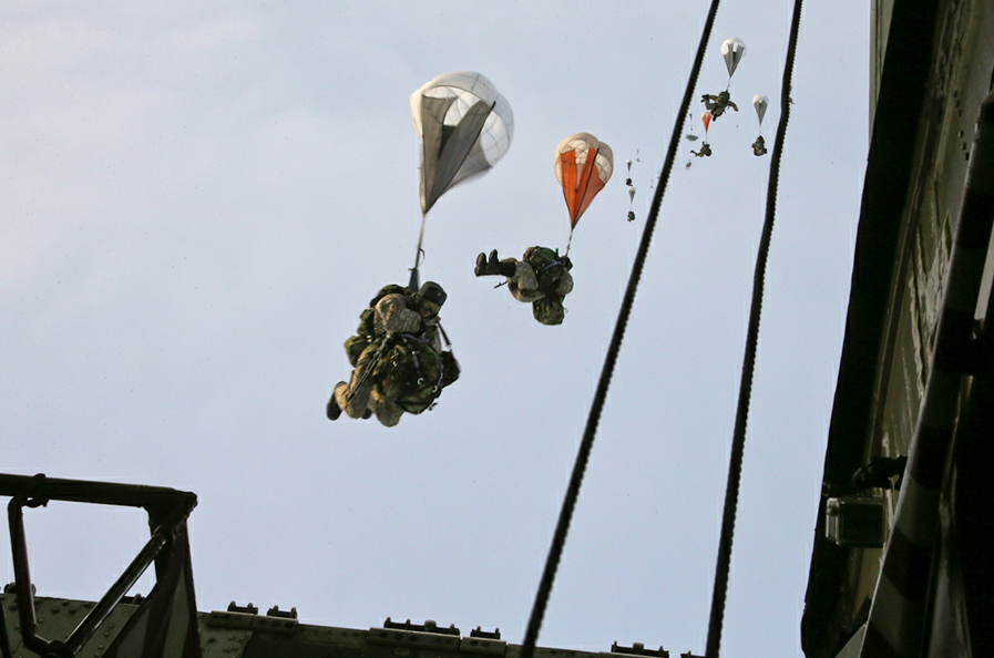 The landing was performed using the special parachute system &#039;Arbalet&#039;.