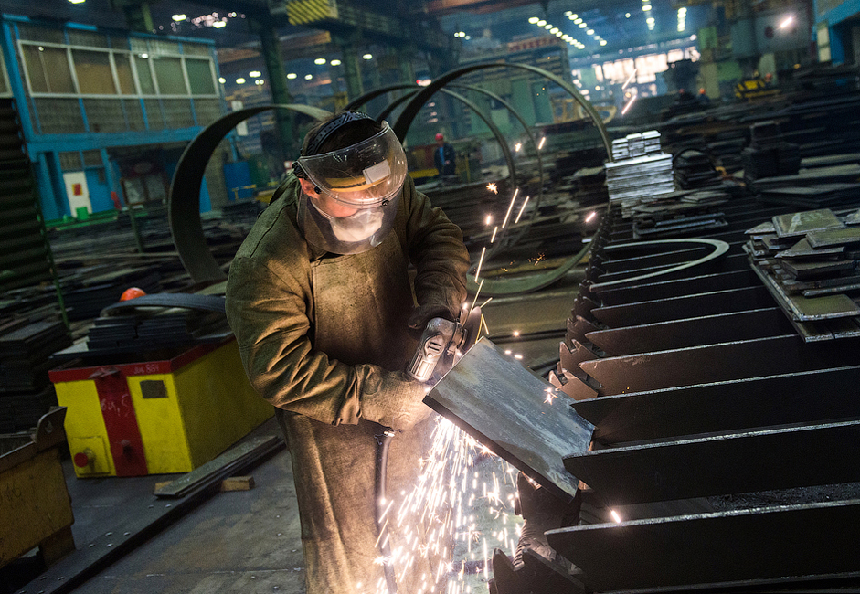 Pabrik seluas 300 hektar ini memiliki lebih dari seratus divisi. Saat ini, pabrik Sevmash mempekerjakan lebih dari 25 ribu orang pegawai.