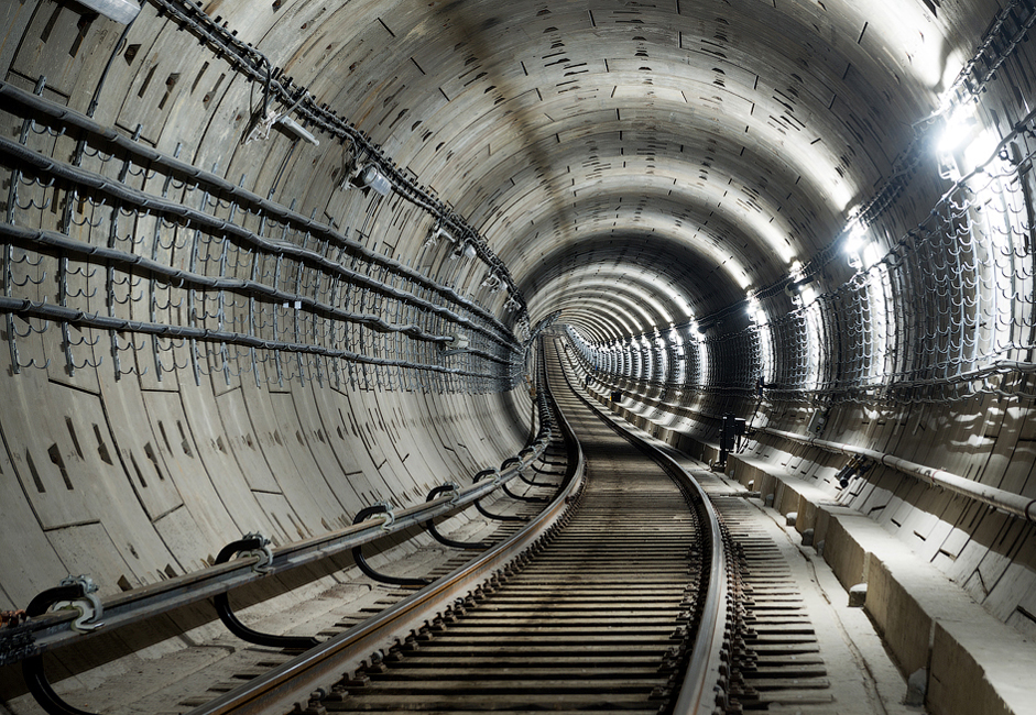 The total length of all tunnels in usage amounts to 20.3 kilometers. The average speed of trains on the route is 39 km/hr (24.2 mph).