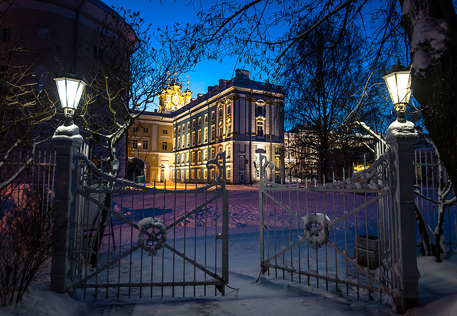Tsarskoïe Selo se trouve à 25 km de Saint-Pétersbourg. Le complexe palatial de Tsarskoïe Selo est né suite à la libération des terres de Novgorod de la domination du royaume suédois et à la construction de Saint-Pétersbourg.