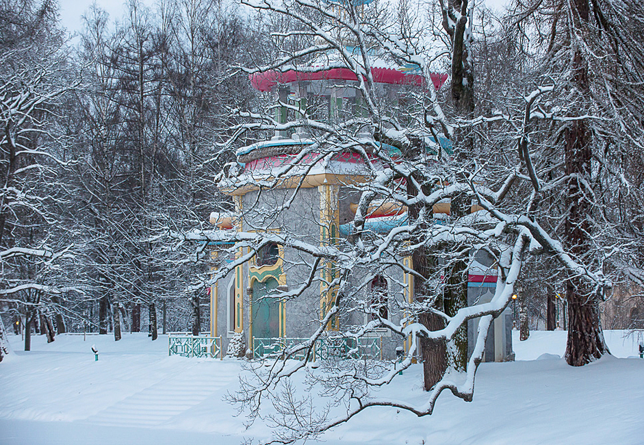 Die letzten Winter waren in Russlands gemäßigten Klimazonen verhältnismäßig schneearm. Wenn Schnee fällt, sollte man sich von seiner Trägheit oder morgendlichen Schläfrigkeit nicht abhalten lassen, eine Thermoskanne mit heißem Tee einzupacken und auf Skiern den Park mit seiner wunderschönen Architektur zu erkunden.