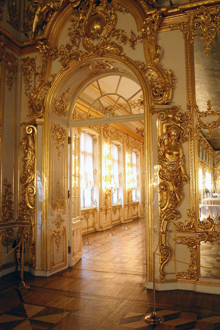 The territory features two main palaces - the Alexander Palace (Neoclassical) and the Catherine Palace (Rococo). The Great hall of the Catherine palace is over 800 square metres was intended as the venue for official receptions and celebrations, banquets, balls and masquerades.