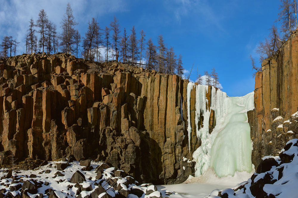 ロシアでもっとも高い滝、ため息のでるような美しい渓流、切り立った断崖がここにはある。