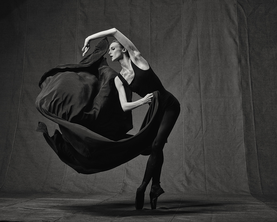 Die Thematik von Bewegung und Tanz fügt sich harmonisch in die gegenwärtige Biennale ein, welche den Titel "Zwischen der Wirklichkeit und dem Imaginären" trägt. Annie Leibovitz sagte einst: "Es ist unmöglich, den Tanz zu fotografieren, da dieser aus der Luft entsteht und in der Luft sich wieder auflöst."