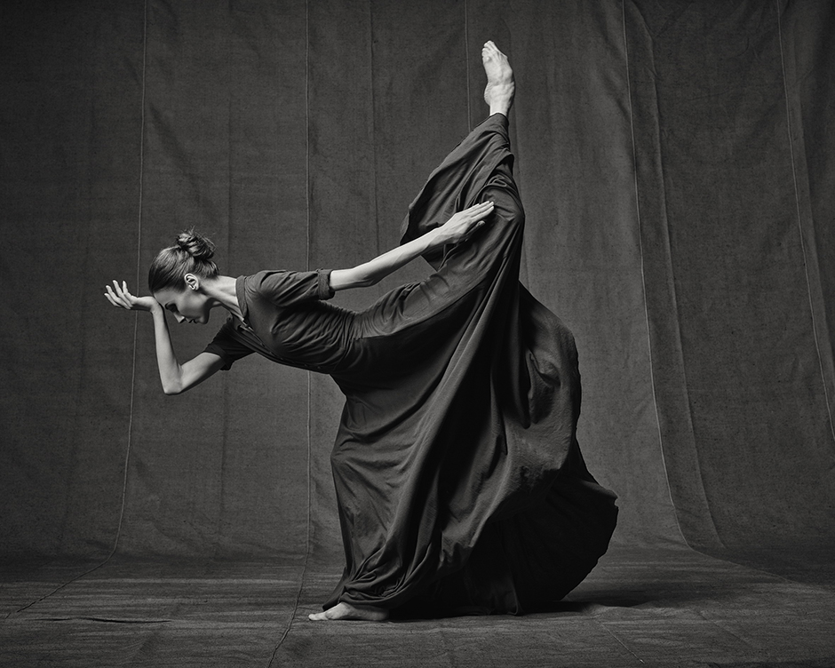Wladimir Fridkes zeichnet die Geschichte einer Protagonistin zwischen der Wirklichkeit und dem Imaginärem; er fängt in der Luft und bringt zu Foto Bewegungen, aus welchen der Tanz entsteht.
