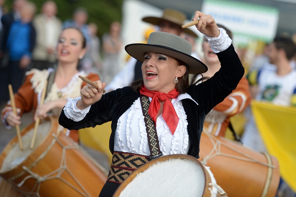 Festival guests enjoyed the performance of an Indian folk group, a colourful Brazilian carnival, Chinese and South African dances, improvisations on the theme of Kazakh folk songs and performers from Uzbekistan, Tajikistan and Kyrgyzstan. The festival closed with a gala concert in Ufa on June 8.