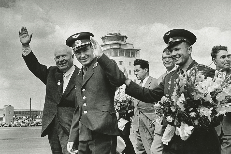 1961年8月9日にヴヌコヴォ空港で宇宙飛行士のゲルマン・チトフとユーリイ・ガガーリンと面会するソ連指導者のニキータ・フルシチョフ、レオニード・ブレジネフとミハイル・スースロフ。