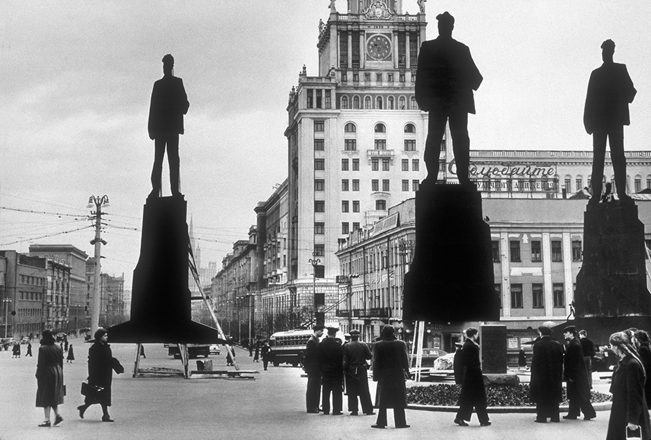 マヤコフスキーの記念像を設置するのにふさわしい場所の選定。 この記念像は1958年7月28日に公開された。 その設置場所は、詩人たちが集う人気の場所となった。