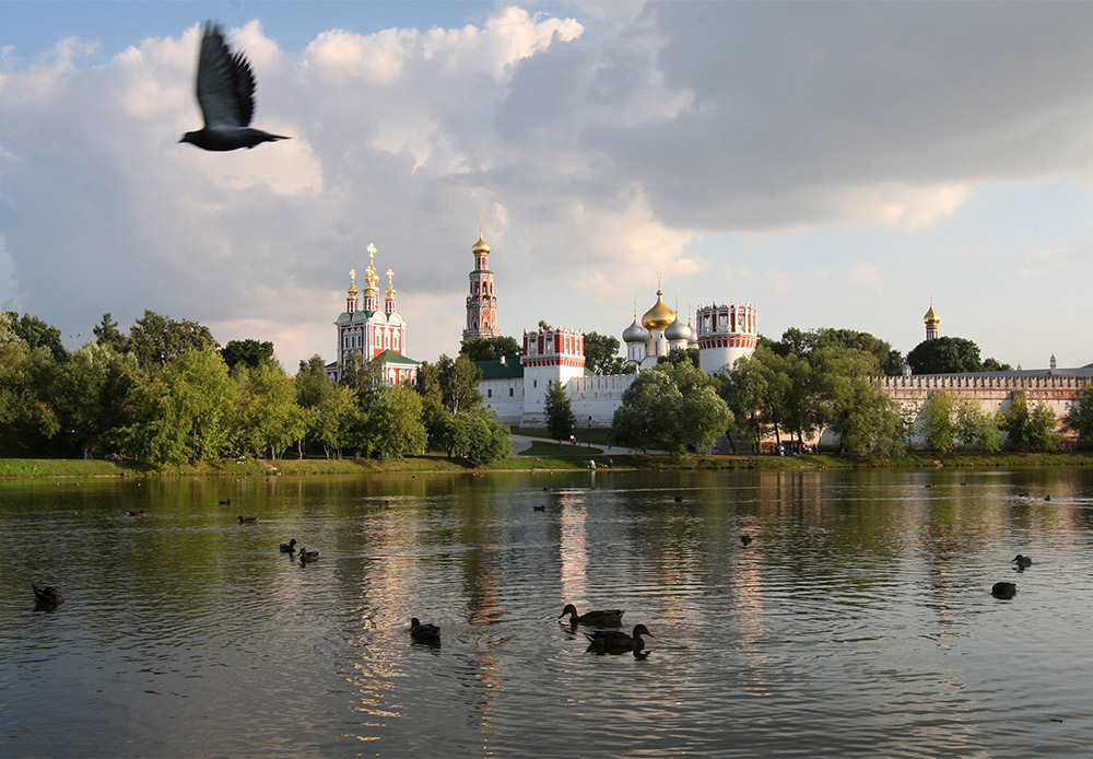 ノヴォデヴィチ女子修道院は、モスクワでも有数の美しい建築を誇る場所だ。3方面をモスクワ川に囲まれた、半島状の立地に所在している。この女子修道院は、居住区、事務棟、鐘楼や教会など、14の建物から構成されている。