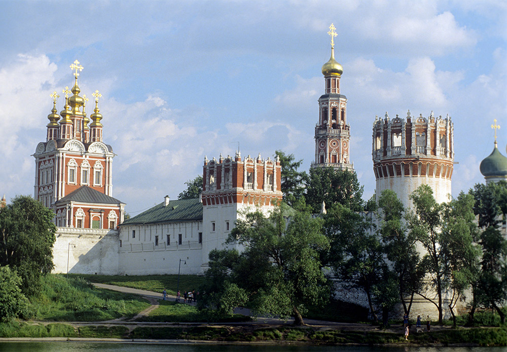 残りの建造物のほとんどは、モスクワ・バロック様式に従って17世紀後半に建てられたものである。