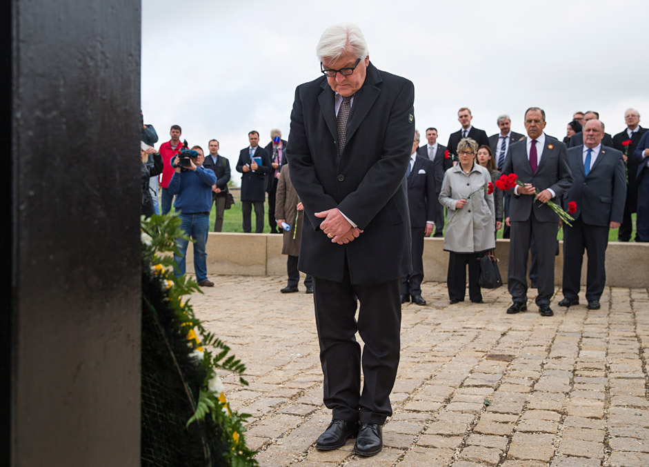 German Foreign Minister Frank-Walter Steinmeier lays wreath at a cemetery where German soldiers killed during World War II are buried, near Volgograd, Russia, Thursday, May 7, 2015. Second right in the background is Russian Foreign Minister Sergey Lavrov. 