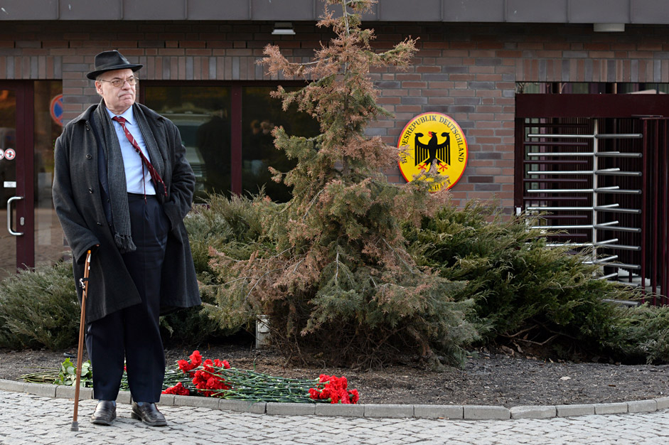 Muscovites lay flowers at the German embassy in Moscow in memory of the victims of the Airbus 320 crash in France, on March 24.