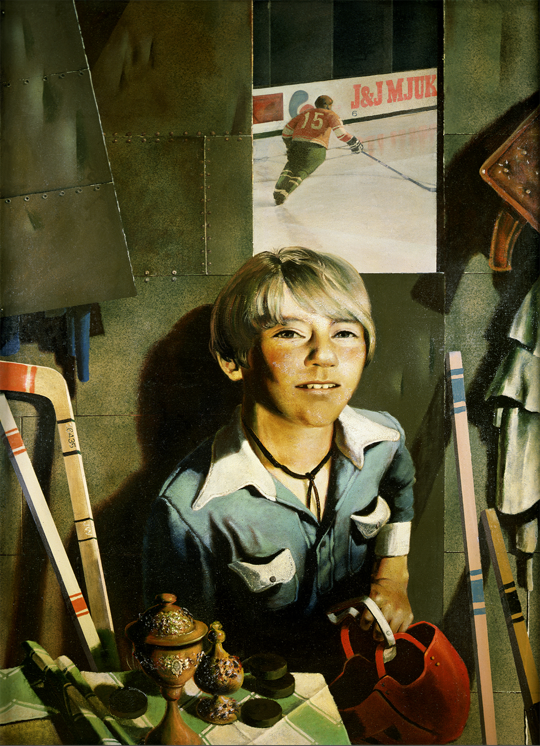 スーパーリアリストはその作品の中で、芸術的幻想と現実の間にある従来からの相反を取り除いている。写真のイメージは「第二の本質」とみなされ、知覚の全否定と前衛主義に取って代わった。／タンミク「少年とホッケースティックとヘルメット」（1978-1979）、国立トレチャコフ美術館